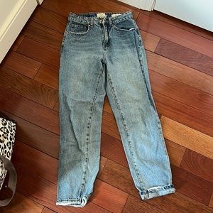 Medium wash Mom Jeans